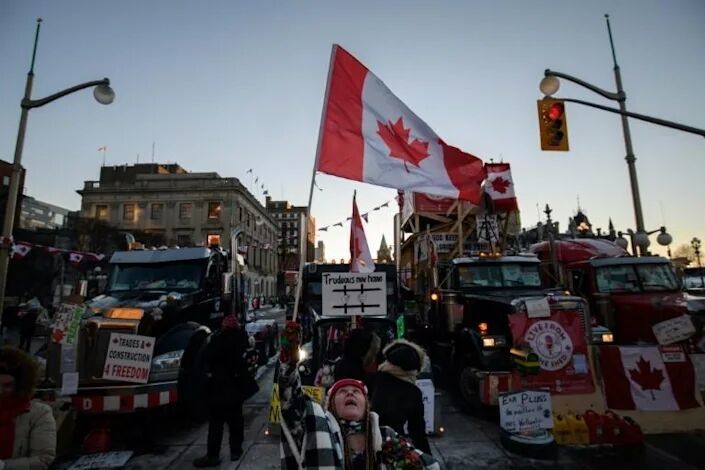 当地时间16日，尽管加拿大政府宣布使用《紧急情况法》，抗议者仍占据加拿大首都渥太华街道