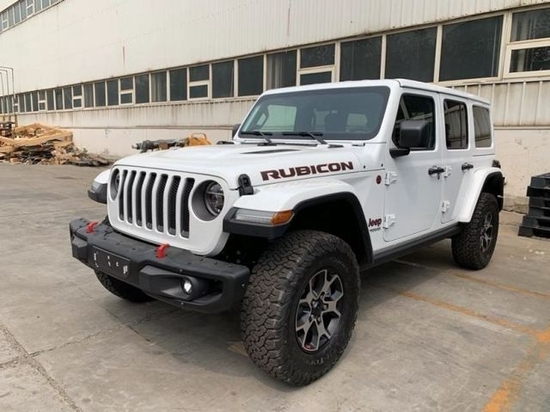 作为一款越野车,接角,离去角等数据自然相当漂亮.