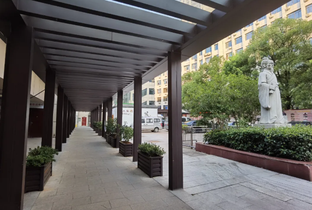 楼栋之间建设了风雨连廊.