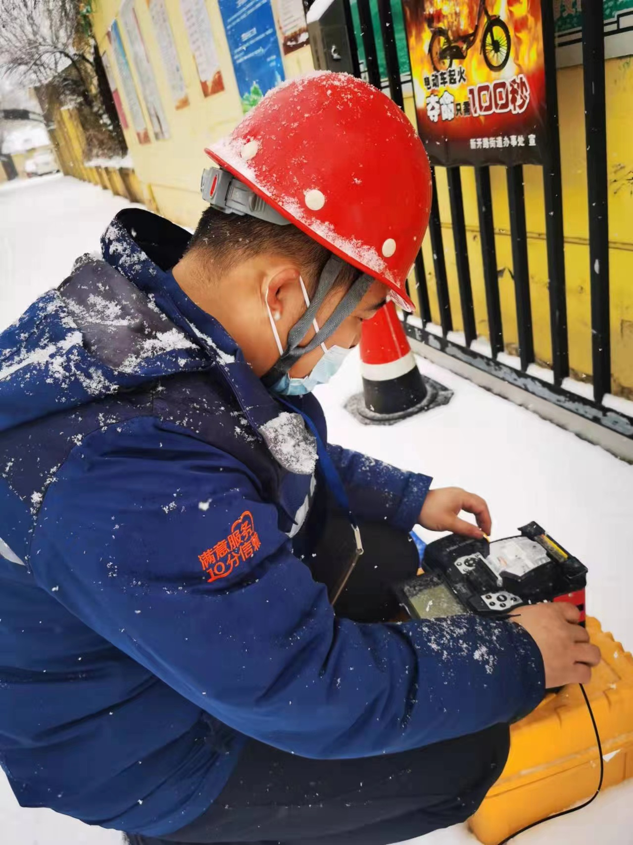 中国电信廊坊分公司装维工程师顶风冒雪保障客户网络畅通