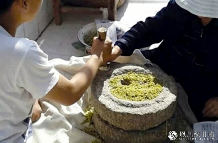 磨制麦索 民勤县文联供图