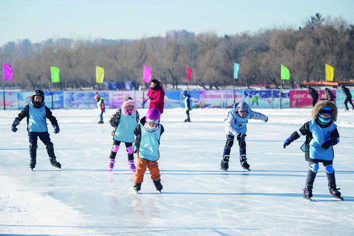 南湖公园湖心岛冰场上小朋友在滑冰。