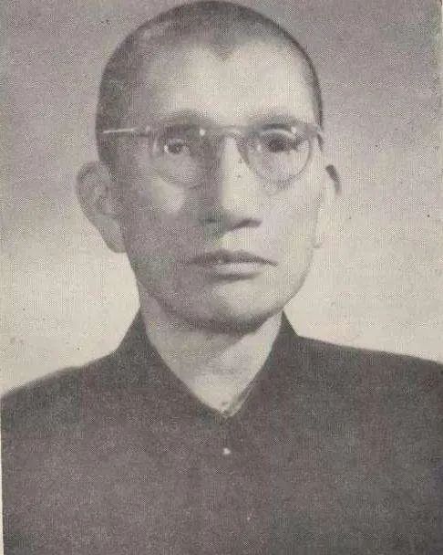 废名（1901年11月9日—1967年10月7日），中国现代作家、诗人、小说家，在文学史上被视为“京派文学”的鼻祖。