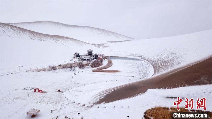 敦煌大漠披银装:沙雪交融似一幅水墨山水画