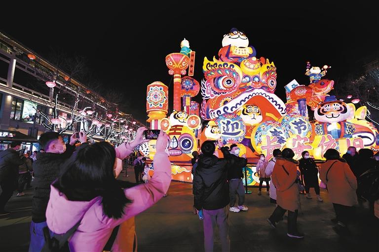 2月15日，市民在大唐不夜城步行街赏花灯。 （记者 翟小雪 摄）