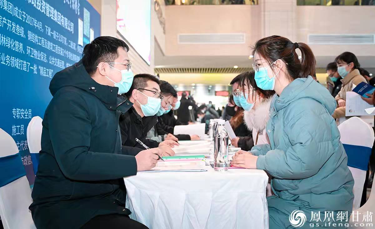 招聘方与求职者现场沟通交流,了解各自需求。杨艺锴 摄