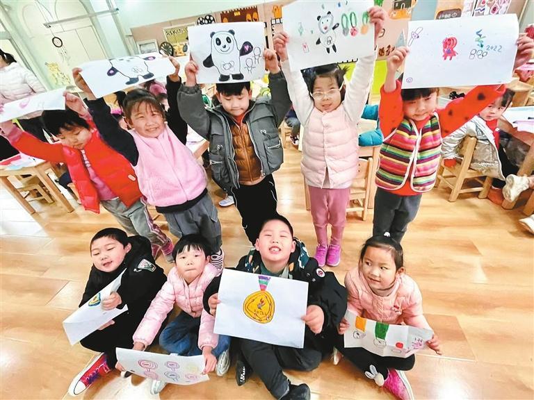 西安市第二保育院的孩子们展示自己的冬奥会主题手绘作品 记者王旭东摄