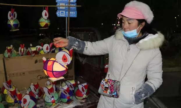 陕西彬州：手工灯笼俏销元宵市场