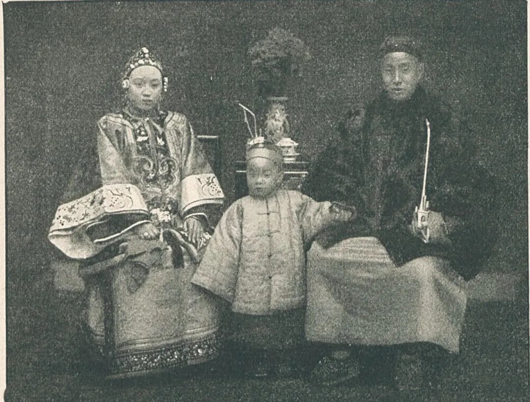 清末家庭照片，拍摄于1901年。照片由出版社提供。