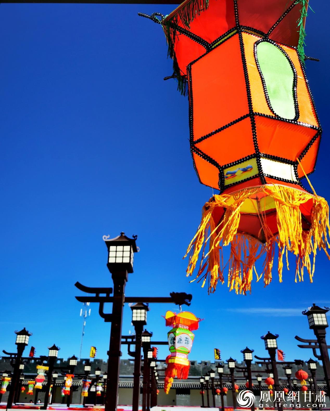 灯阵内各种灯饰精彩纷呈 王岳 摄