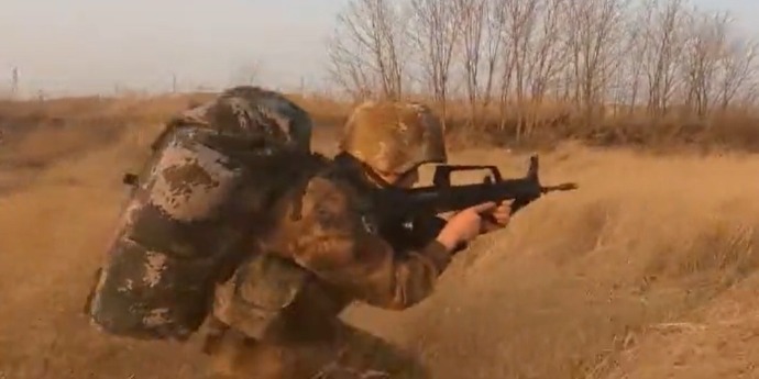 多课目无缝衔接，直击解放军“飞虎劲旅”官兵战斗体能考核