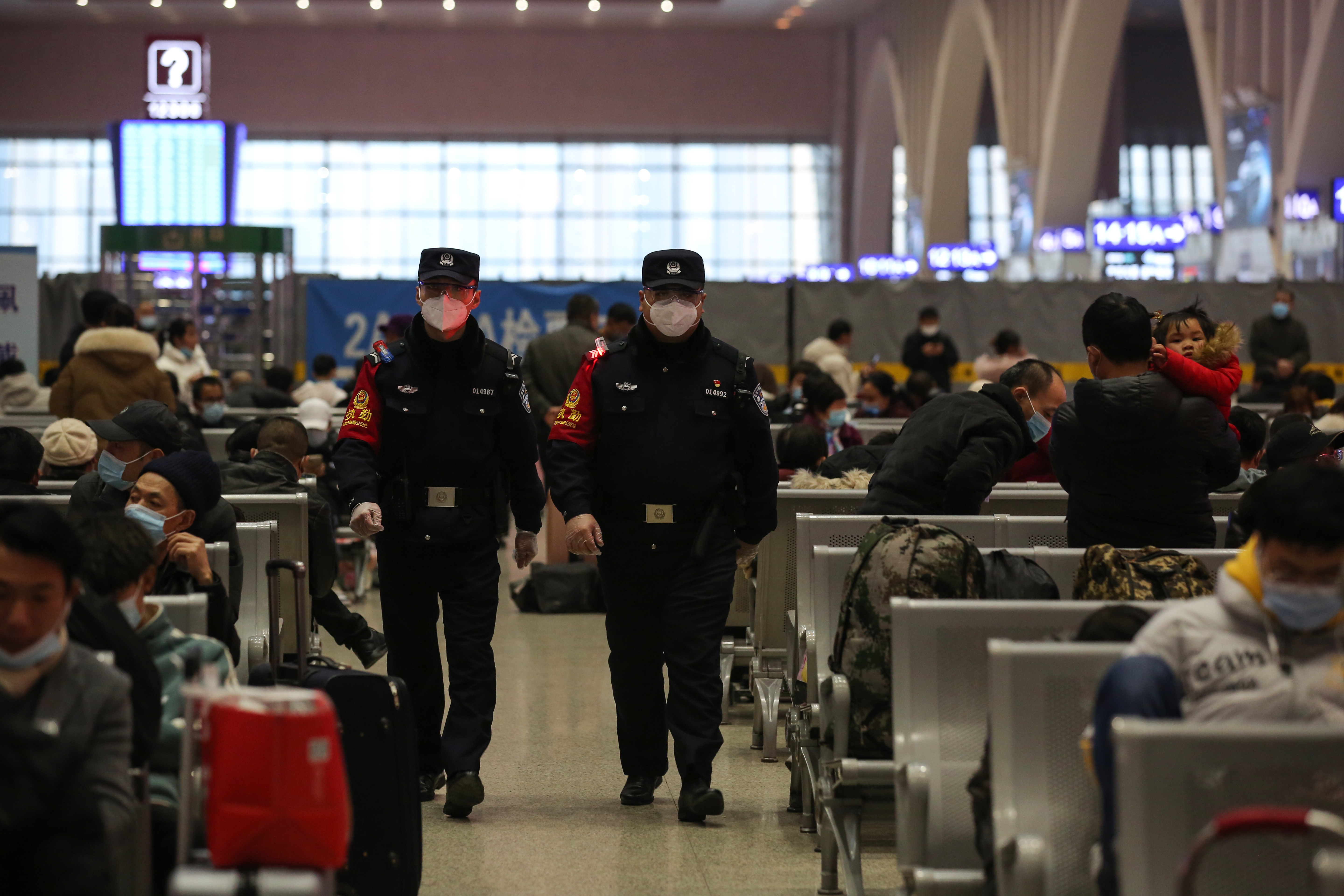 民警刘永瑞与同事在候车巡逻。