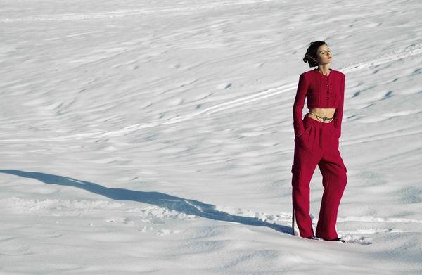 香奈儿2021/22秋冬高级成衣系列广告片在滑雪胜地默热沃(Megève)拍摄。