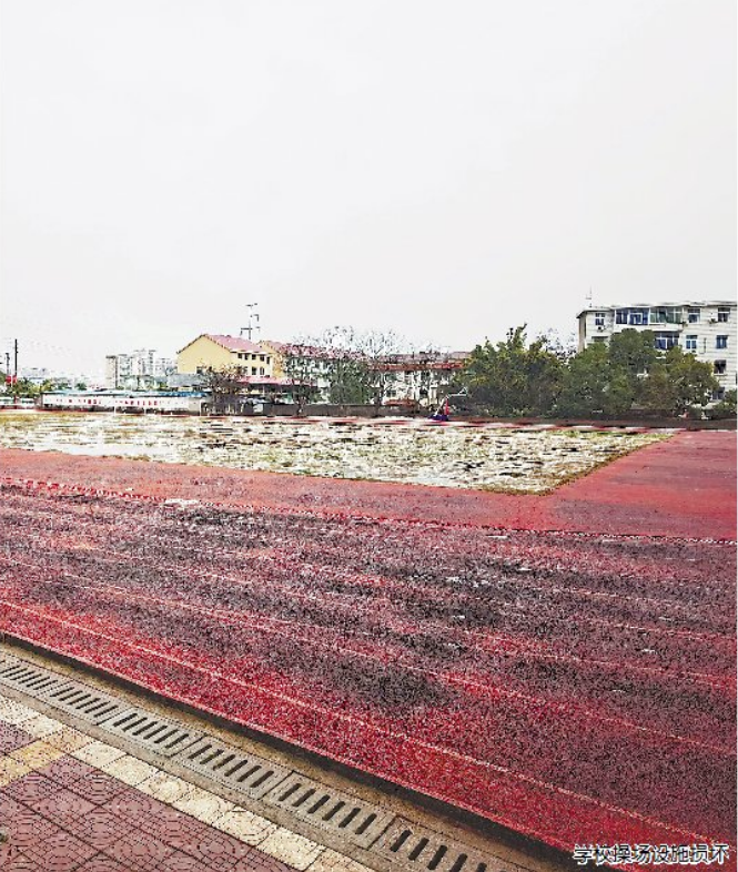 峡江职业中等专业学校操场破旧坑洼 学生跑步摔伤