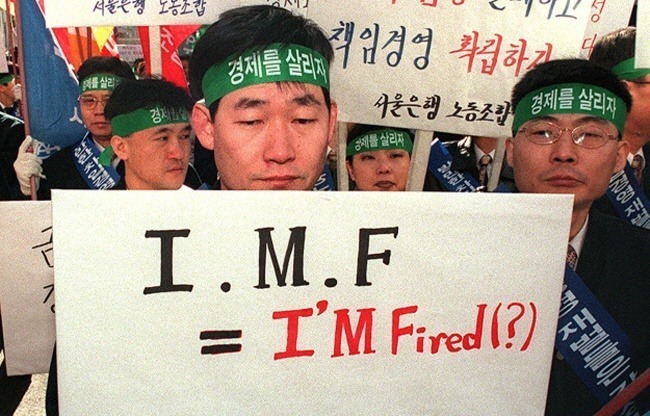 1997年底金融危机后一个月内韩国激增近百万失业人口，图为韩国劳动者游行抗议国际货币基金组织IMF的改革政策。
