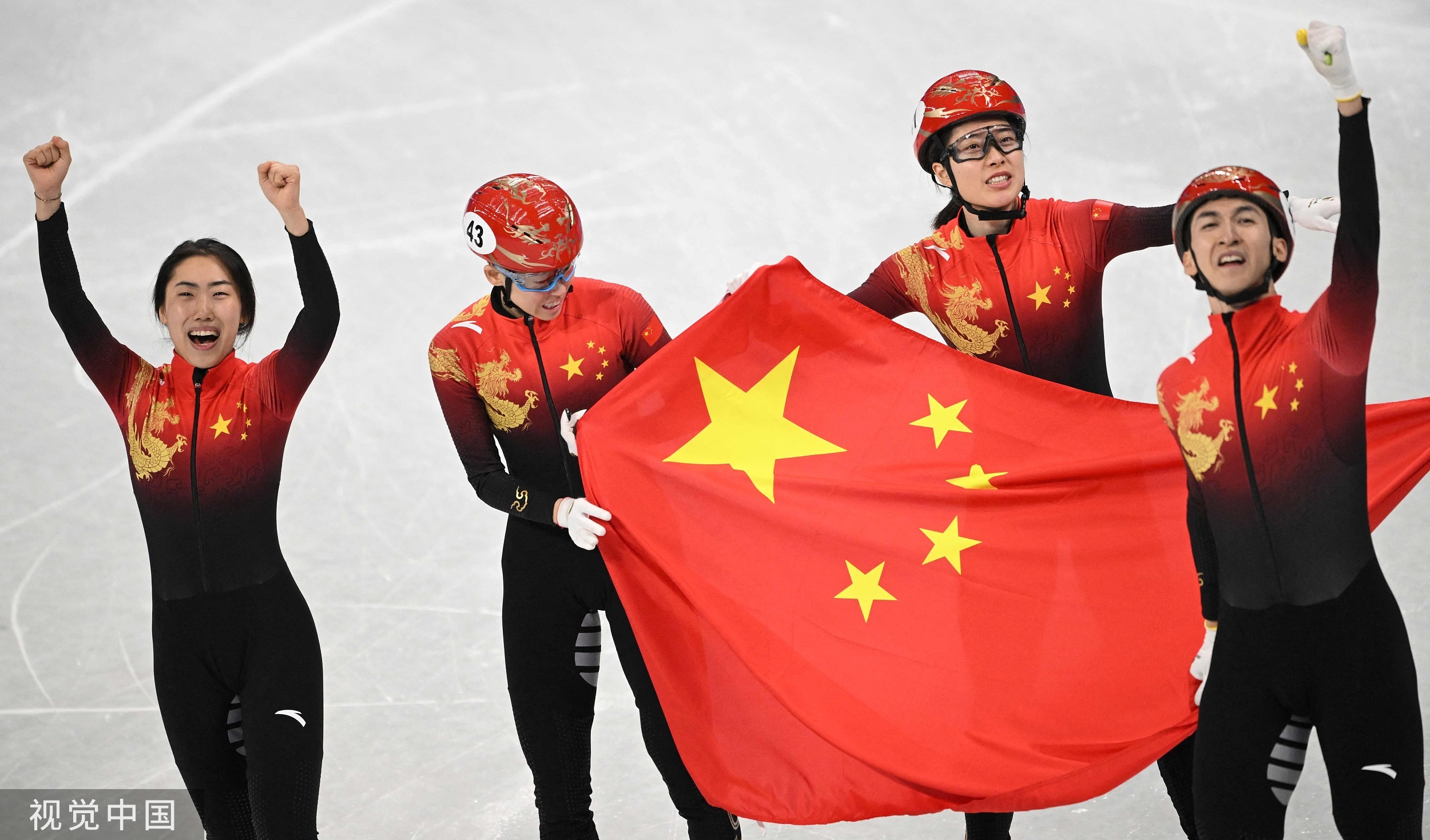 中国短道队为中国代表团拿下首金。
