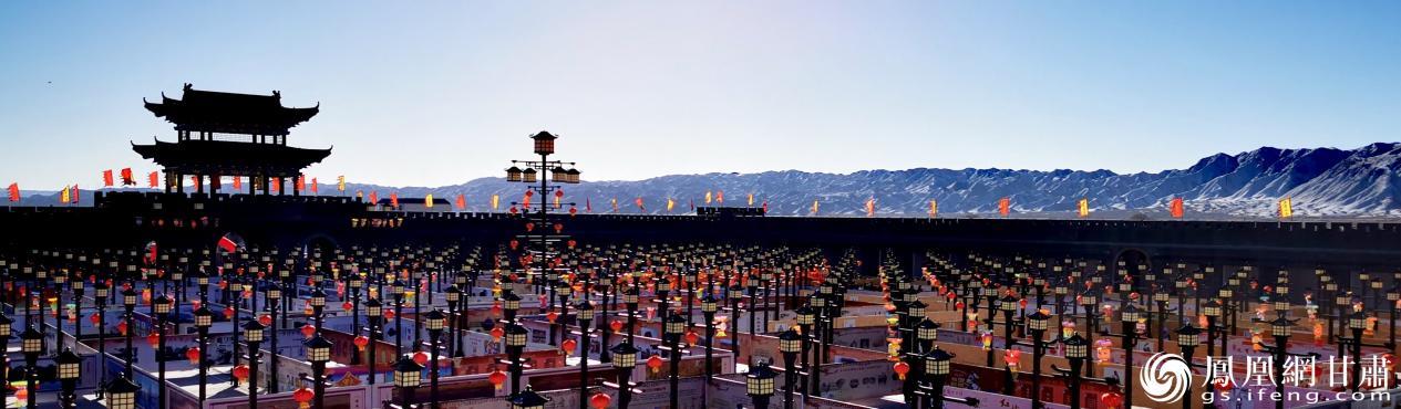 远处皑皑雪山的映衬下，毛卜喇“卍”字灯城雄奇壮观，气势恢宏！王岳 摄