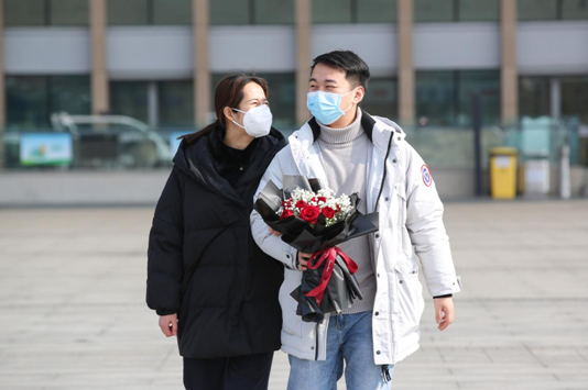 下班的宋歌与李晗一起回家.