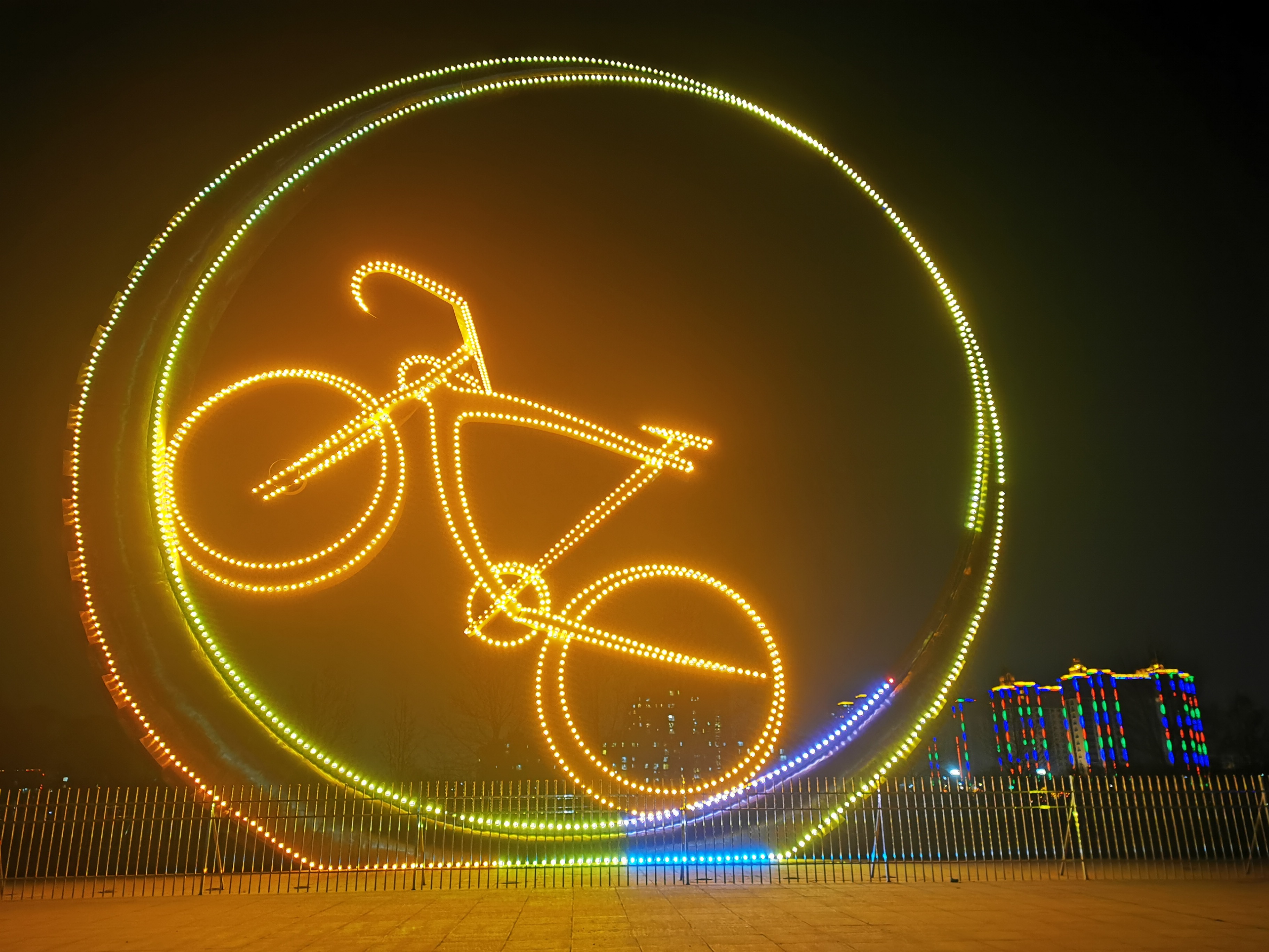 2月13日晚,元宵节临近,河北平乡县"日升月恒"自行车造型雕塑灯火璀璨.