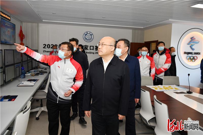 2月16日,省长王正谱在张家口赛区检查冬奥会医疗防疫、气象服务、通信保障、食药品安全、垃圾处置、污水处理等工作。这是王正谱在赛区气象中心与云顶场馆群、国家跳台滑雪中心气象保障团队视频连线,检查赛事气象保障工作。河北日报记者孟宇光摄
