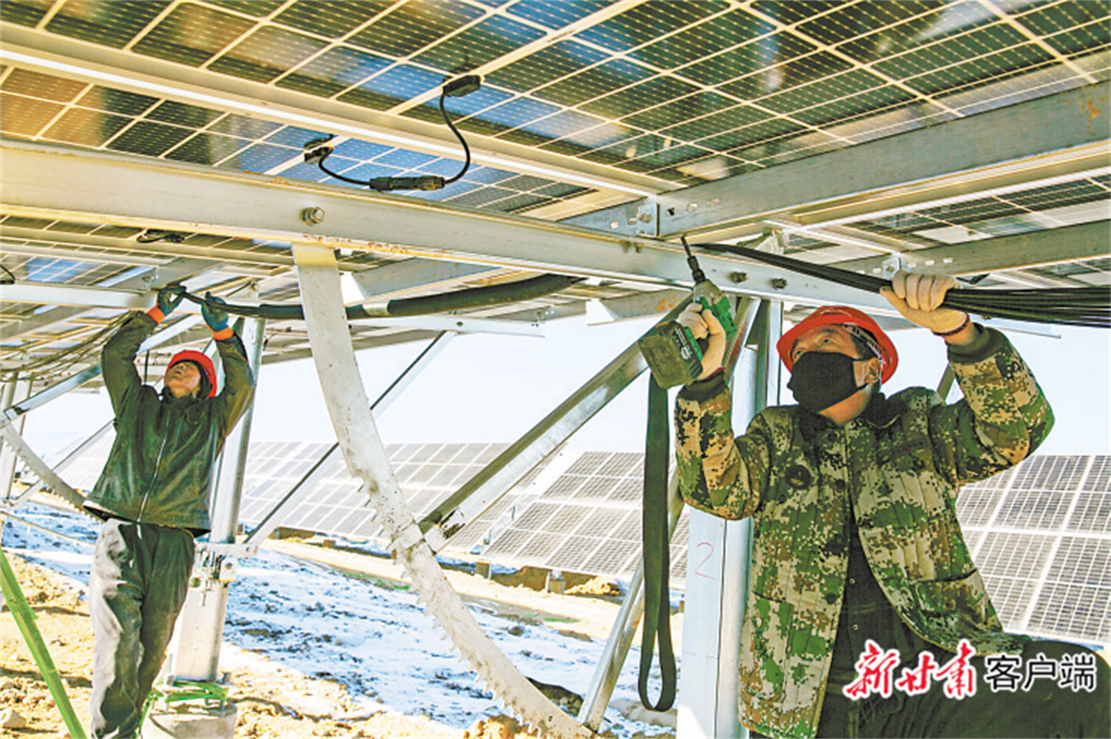工作人员安装太阳能电池板 新甘肃·甘肃日报通讯员 成林