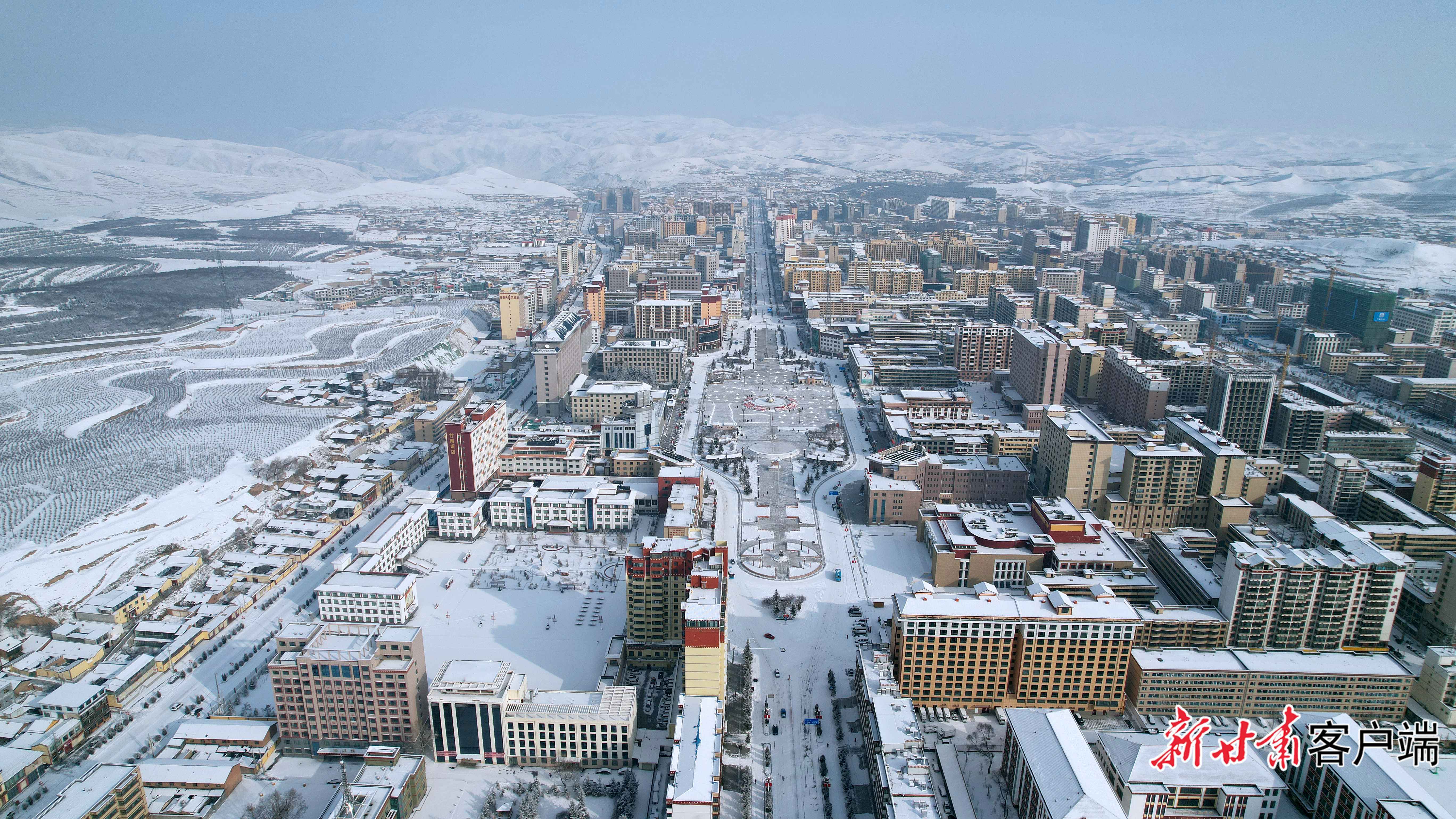 雪中的合作市 新甘肃·甘肃日报记者 韦德占