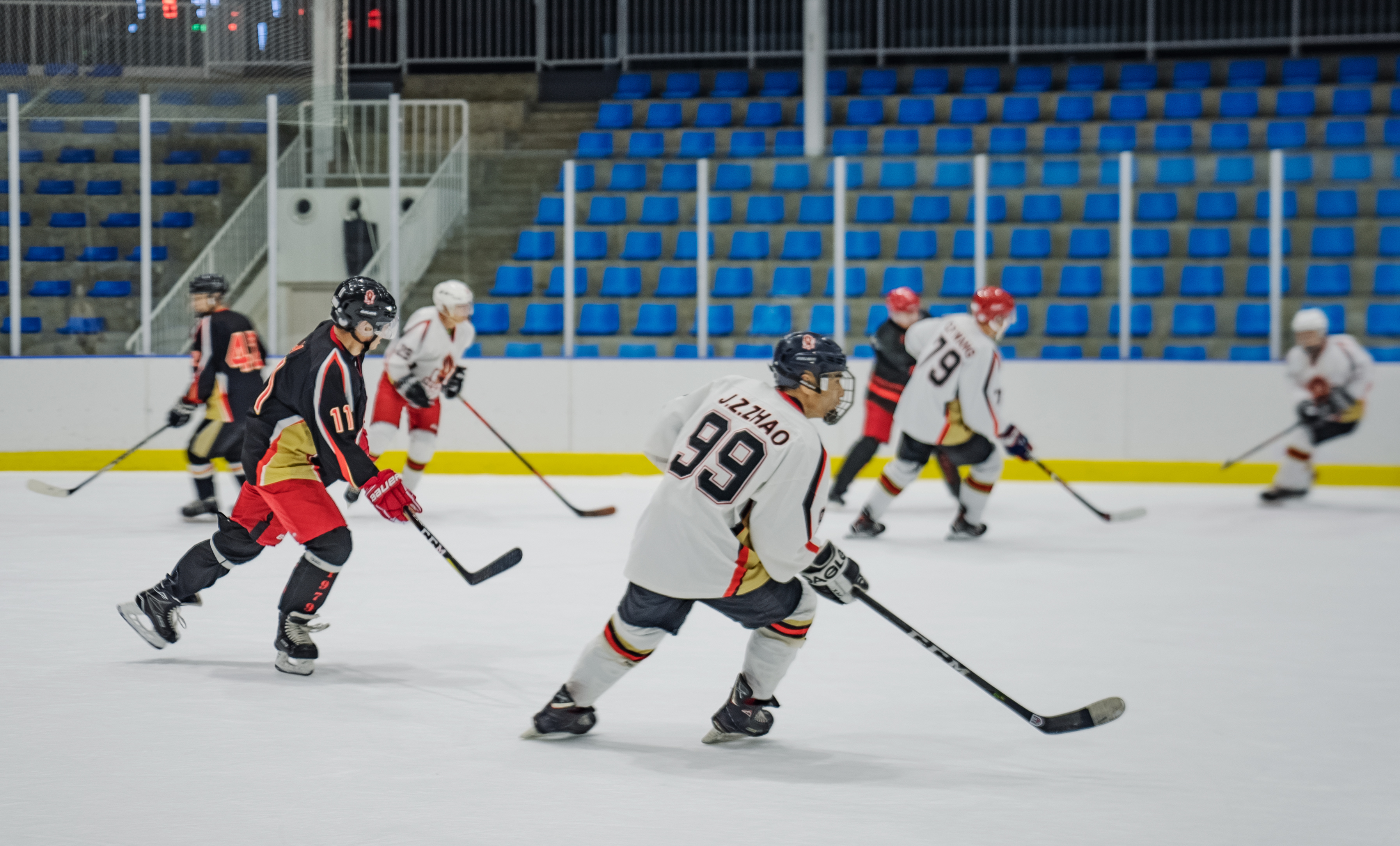 再次回归的北京1979冰球队花甲少年再上场