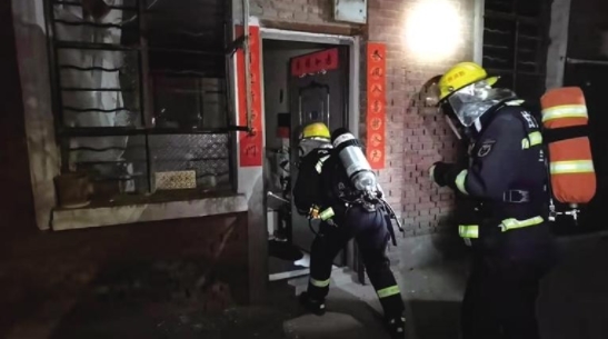 消防员营救中毒夫妻 伊晓明 摄