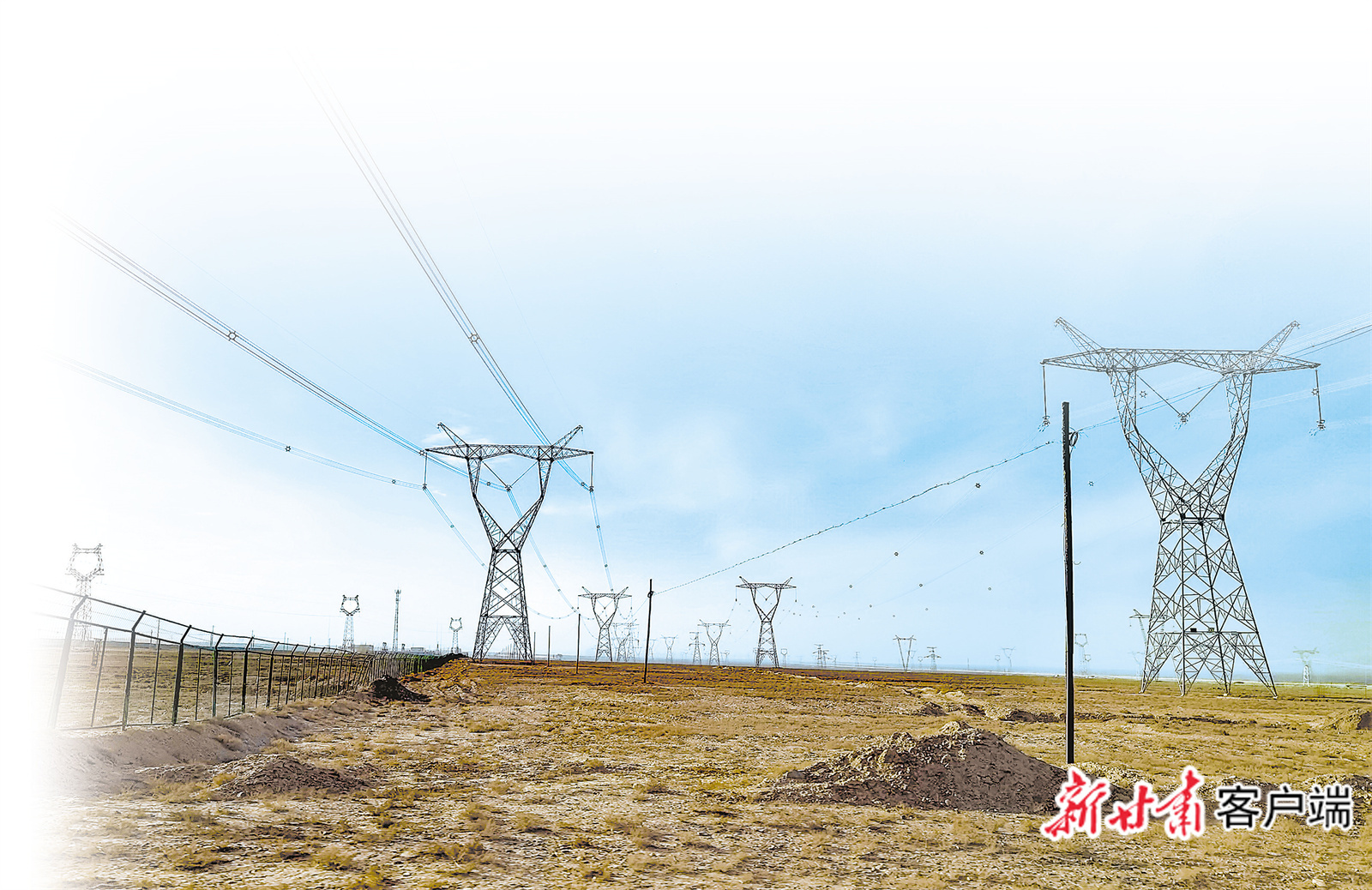 高台县高崖子滩上蔚为壮观的高压输电线路 新甘肃·甘肃日报记者 范海瑞