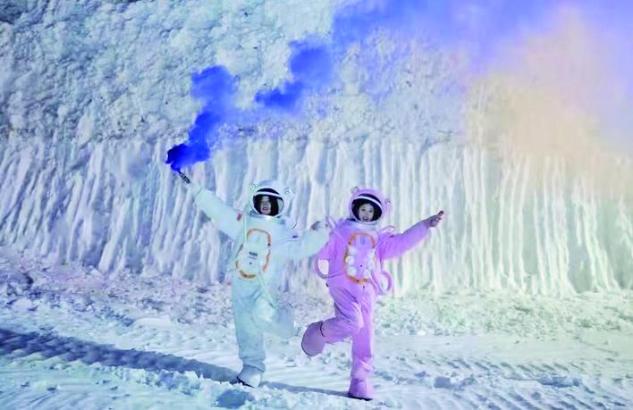 游客身着“太空服”在景区游玩，全身心沉浸式体验感十足。 本栏摄影 张扬