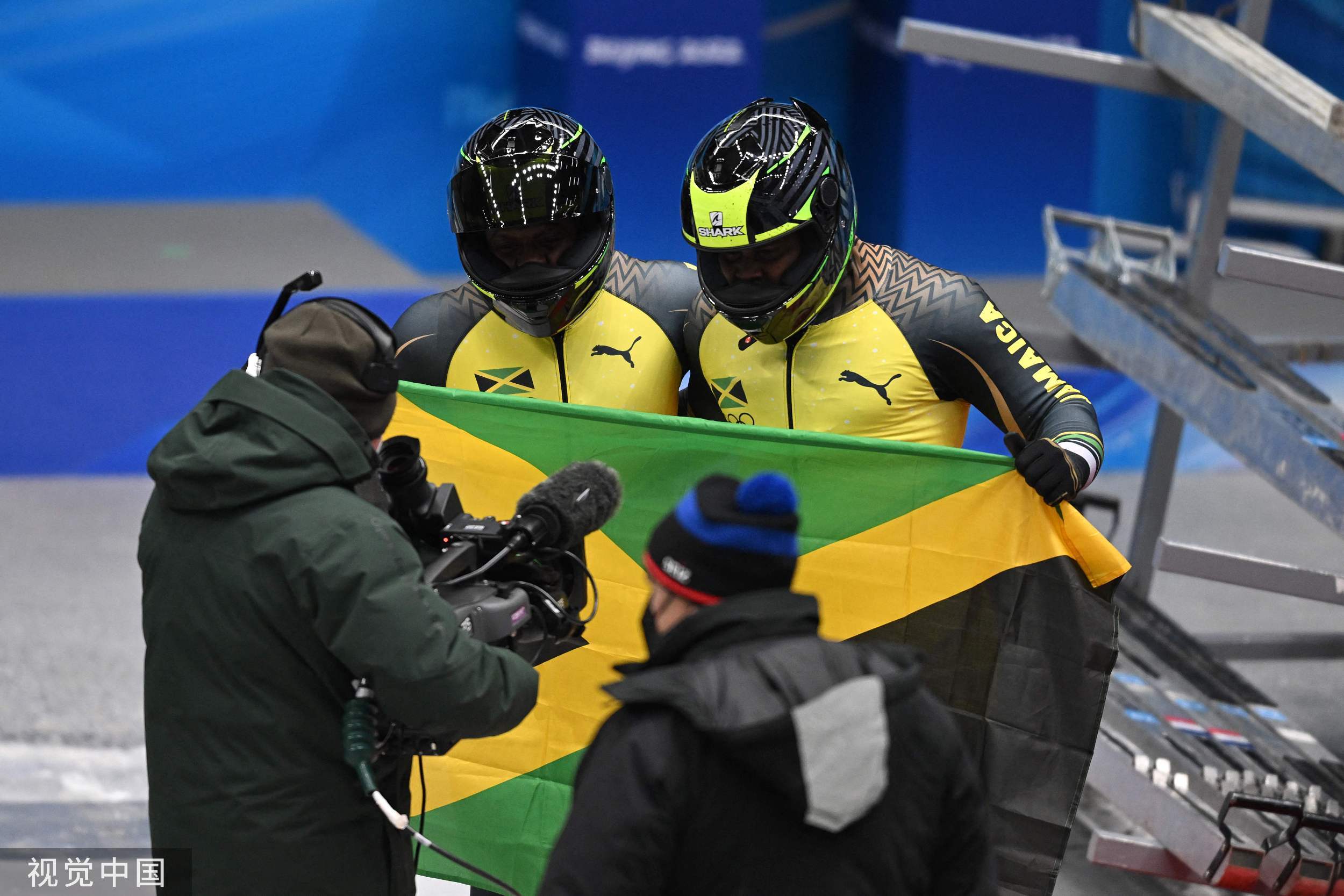 牙买加雪车队在北京冬奥会展示国旗。