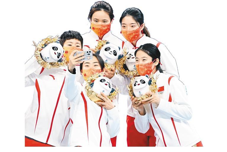 ◀2月13日，季军中国队选手在颁发纪念品仪式上。　　（新华社记者 鞠焕宗 摄）