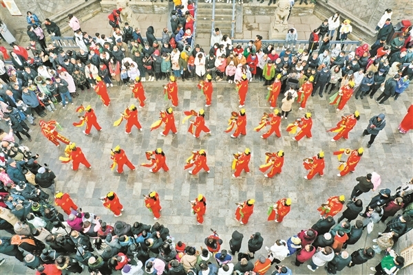 平遥古城内外举行丰富多彩的传统民俗展演活动