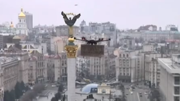 乌克兰商家利用直播打广告，并留下使馆电话