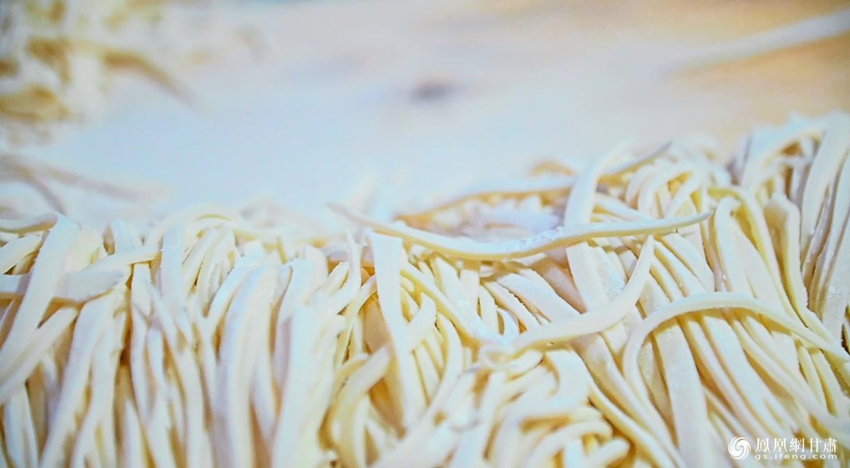 白净的面条根根分明，给人一场视觉享受。李德宇 摄