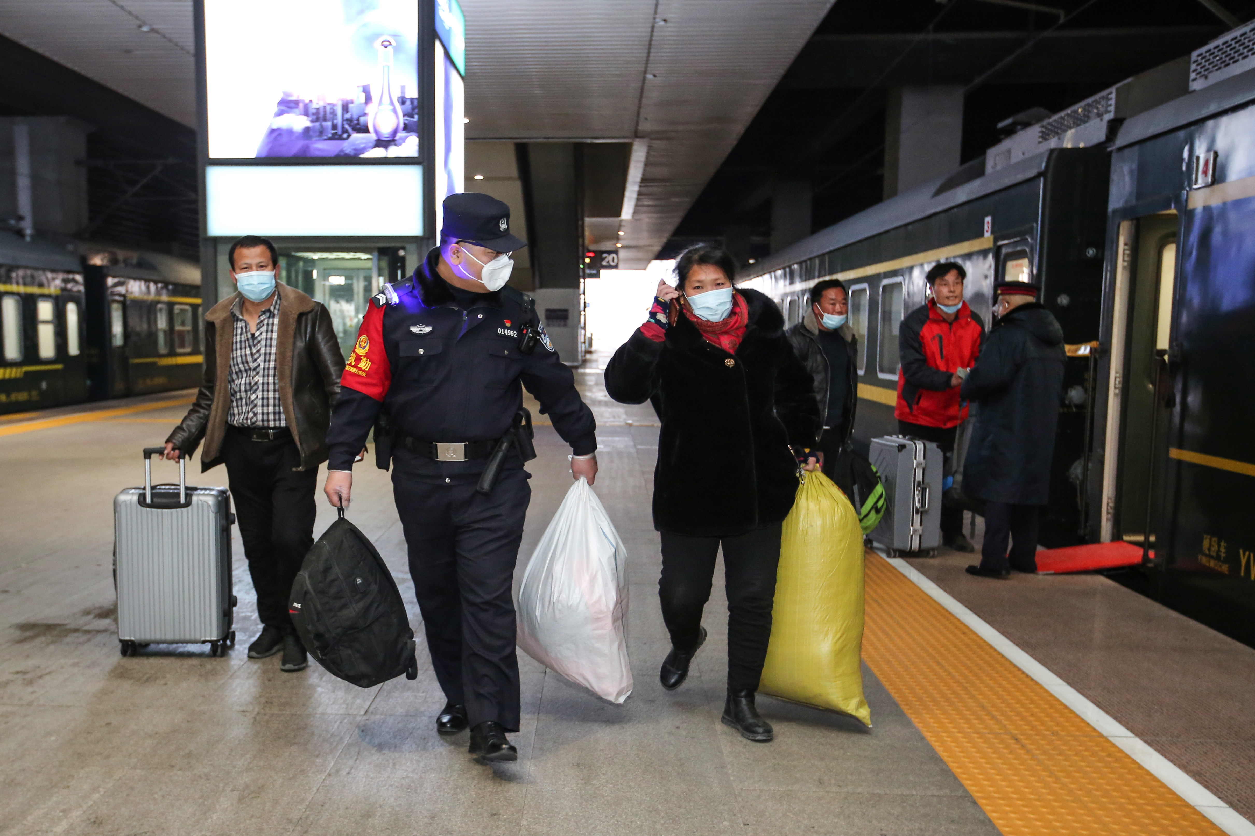 民警刘永瑞帮助旅客拿重行李。