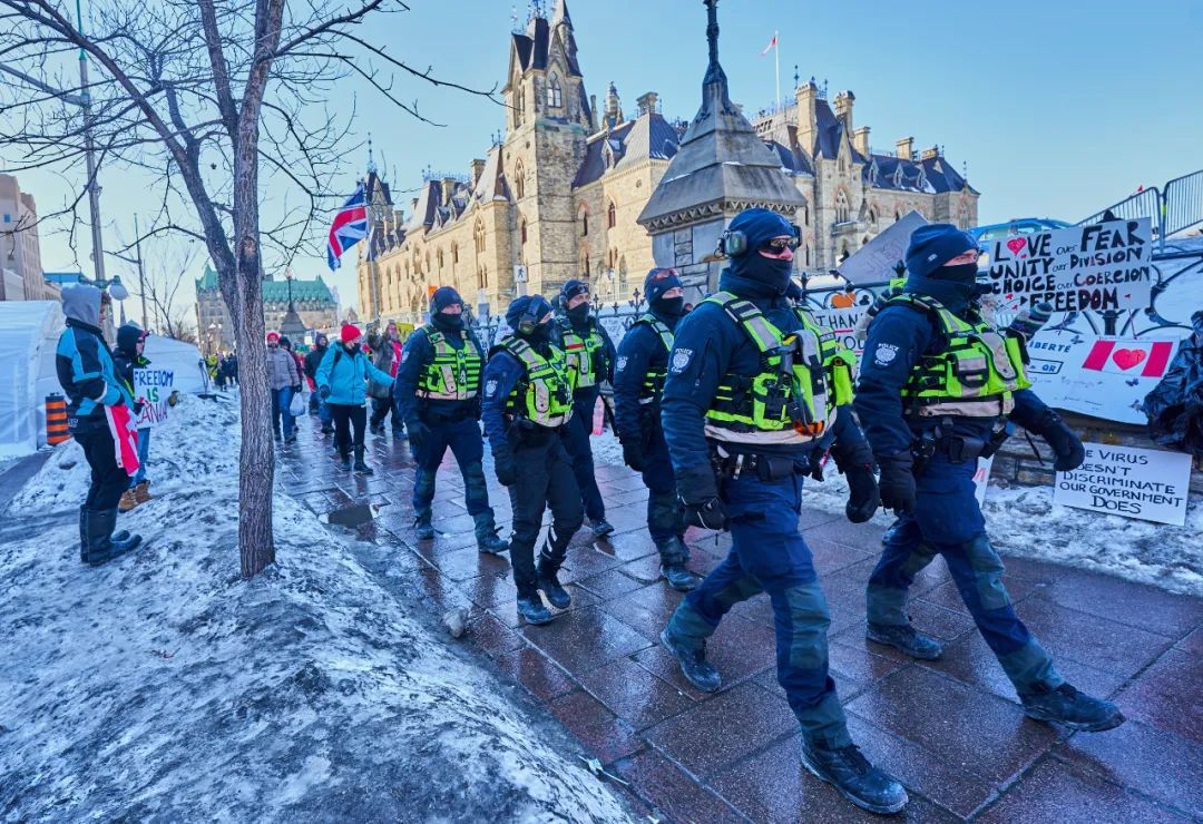 当地时间2月13日,加拿大警察在国会山附近巡逻图/ic photo