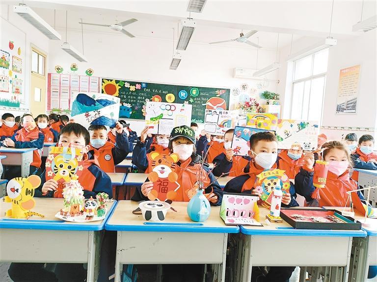 同学们展示手工作品和手抄报