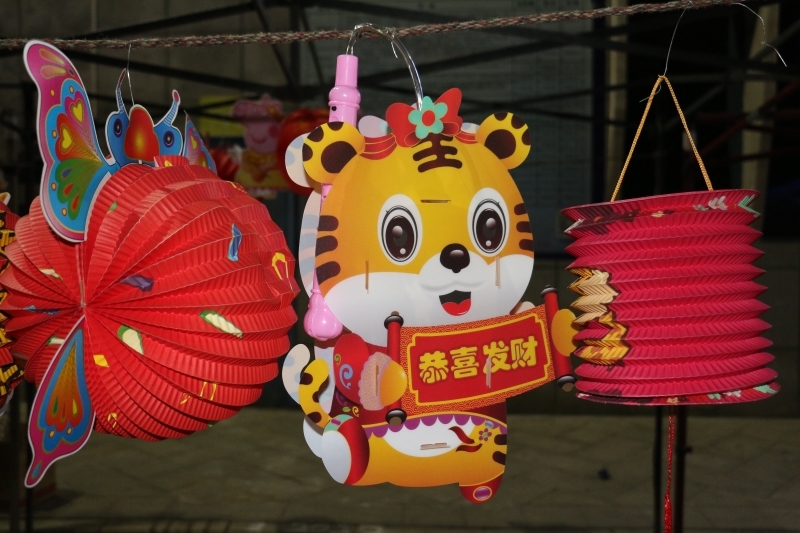 陕西彬州：手工灯笼俏销元宵市场