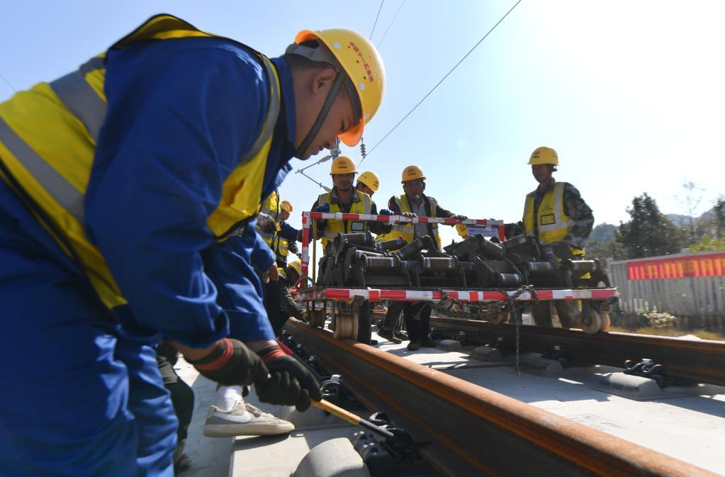 2021年12月1日，施工人员在常益长高铁黄桥大道特大桥铺轨现场施工。新华社记者 赵众志 摄