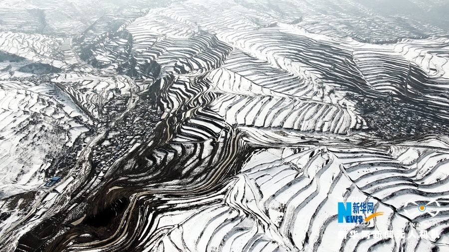 这是2月12日航拍的甘肃省陇南市宕昌县木耳乡木耳梁梯田雪景。新华网发（刘辉 摄）