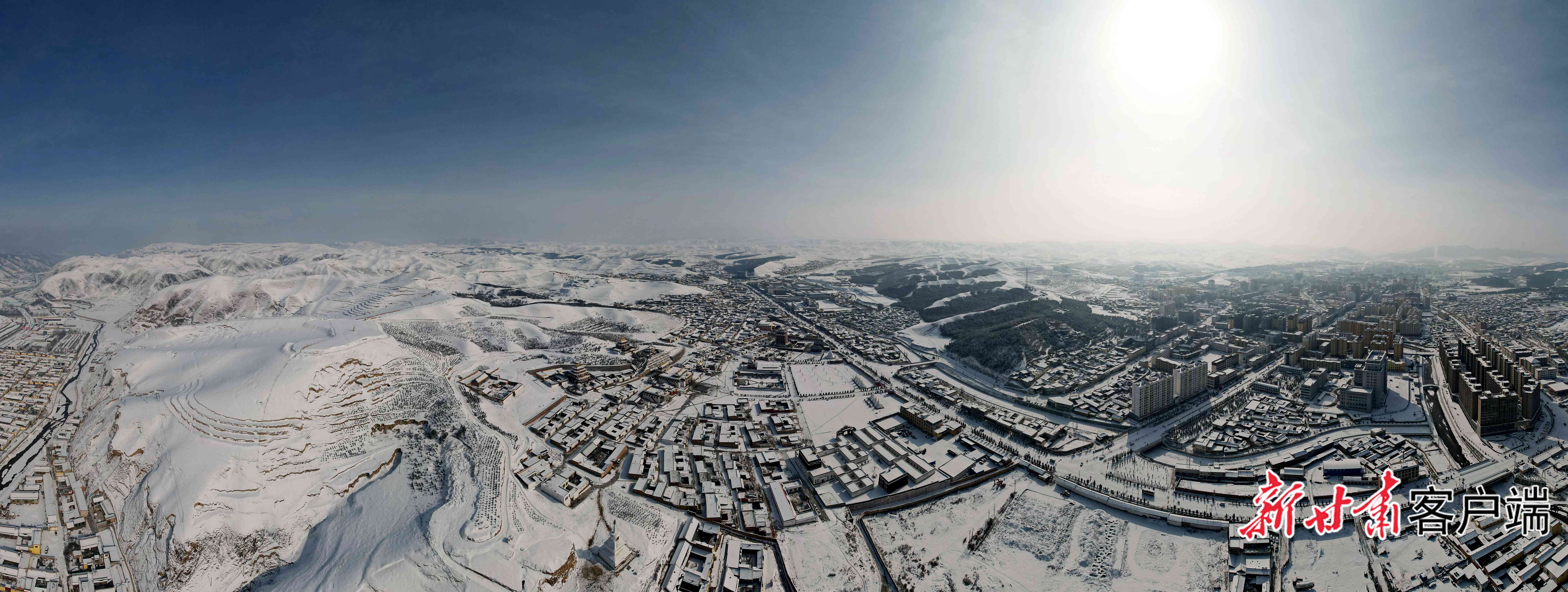 绵延不绝的冰雪景观,让人仿佛置身童话世界。新甘肃·甘肃日报记者 韦德占