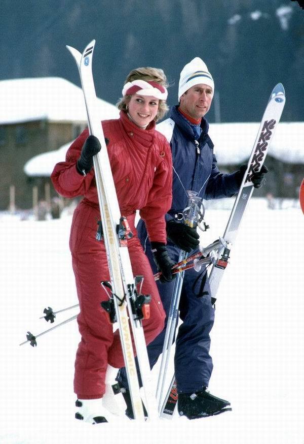 戴安娜身着连体红色滑雪服的经典造型