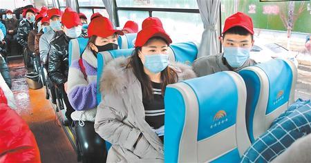 近日，西和县开展“点对点、一站式”劳务输转。新甘肃&middot;甘肃日报通讯员 梁云霞