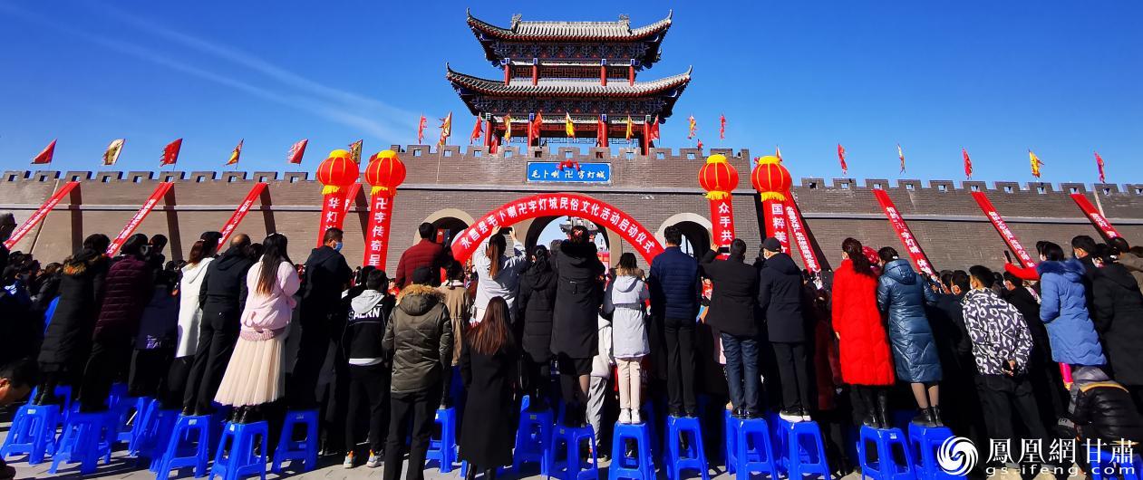 启动仪式上，毛卜喇附近四里八乡的民众“打墙”围观艺术表演。王岳 摄