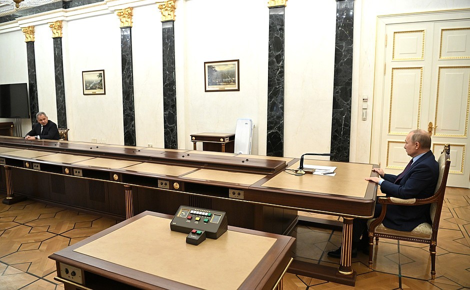 普京的长桌子又抢镜了 这次是和自己人会晤时使用