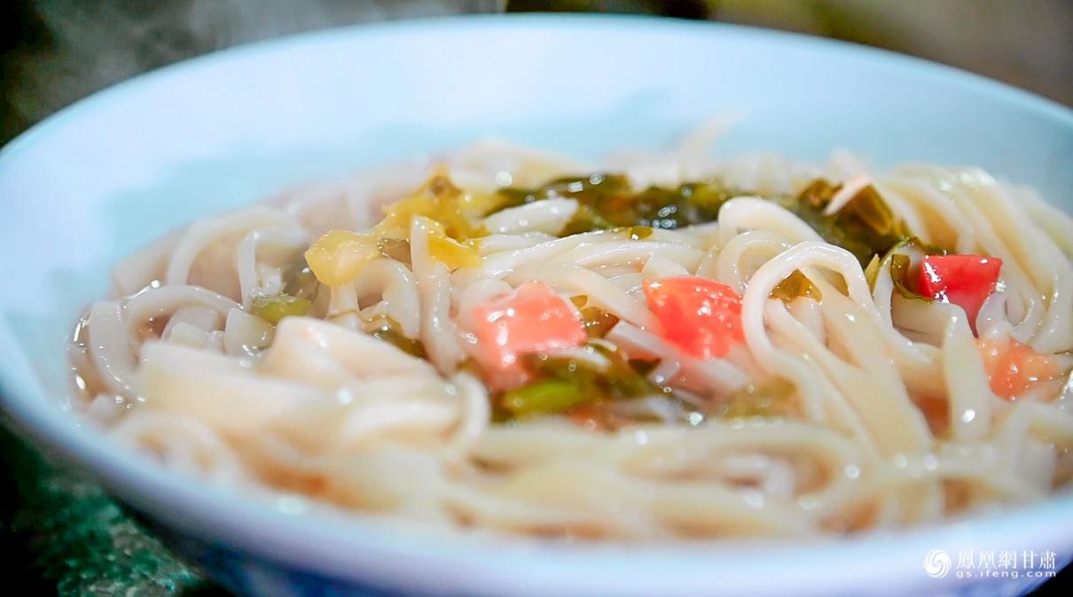 浇头中的配菜可以按照个人喜好添加，使这碗面有更多的层次感。李德宇 摄