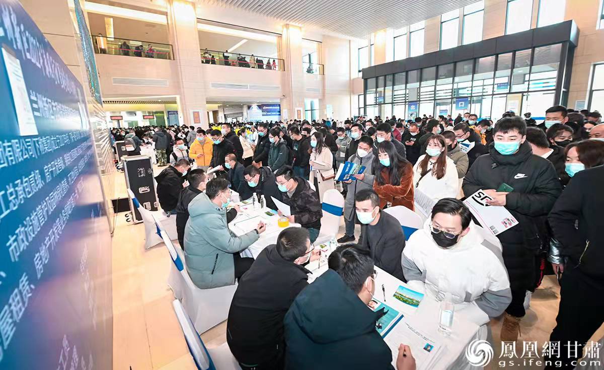 兰州新区2022年“春风行动”暨春季大型人才招聘会求职场面火爆 杨艺锴 摄