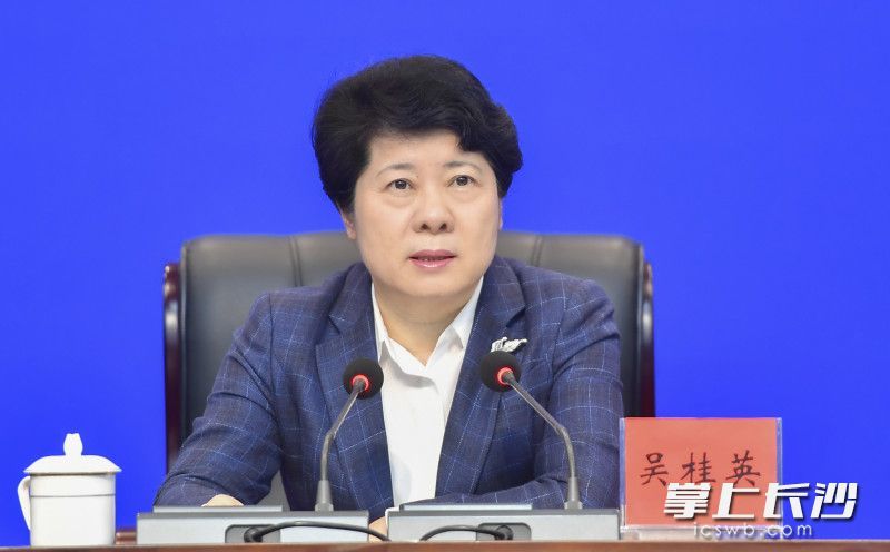 开班式上,省委常委,市委书记吴桂英作辅导报告.