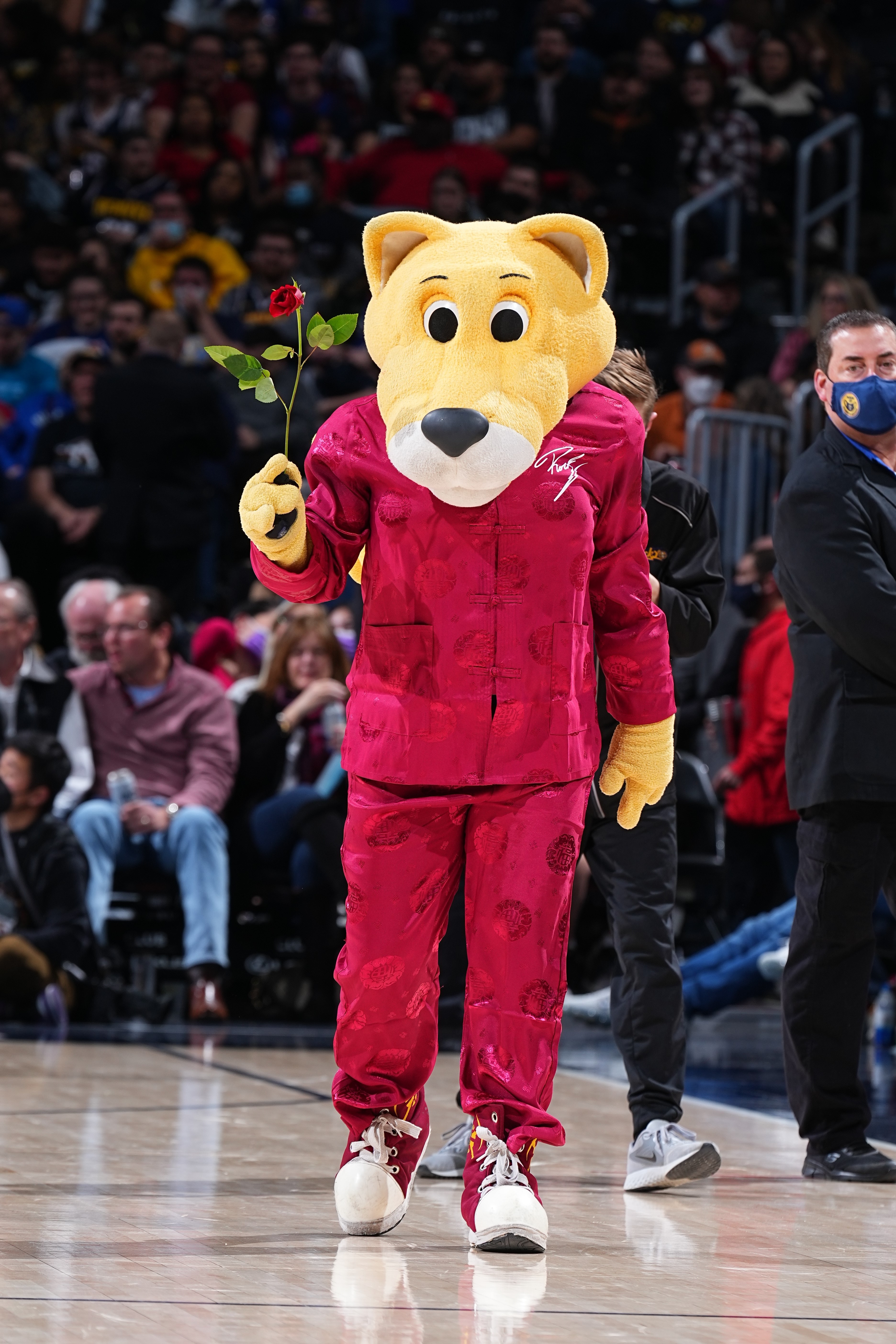 掘金队吉祥物rocky身穿唐装亮相